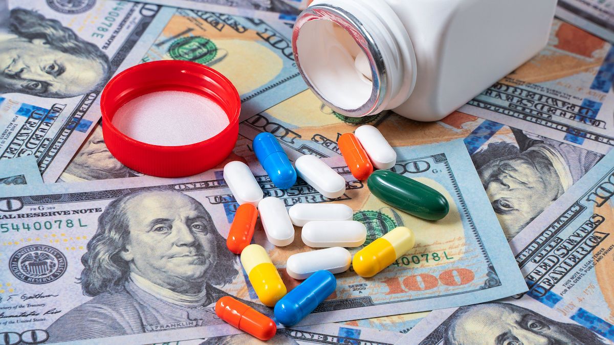 pills tablets white bottle money: © Narak - stock.adobe.com