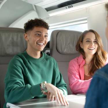 Eurostar-Zugpersonal serviert den Fahrgästen Essen.