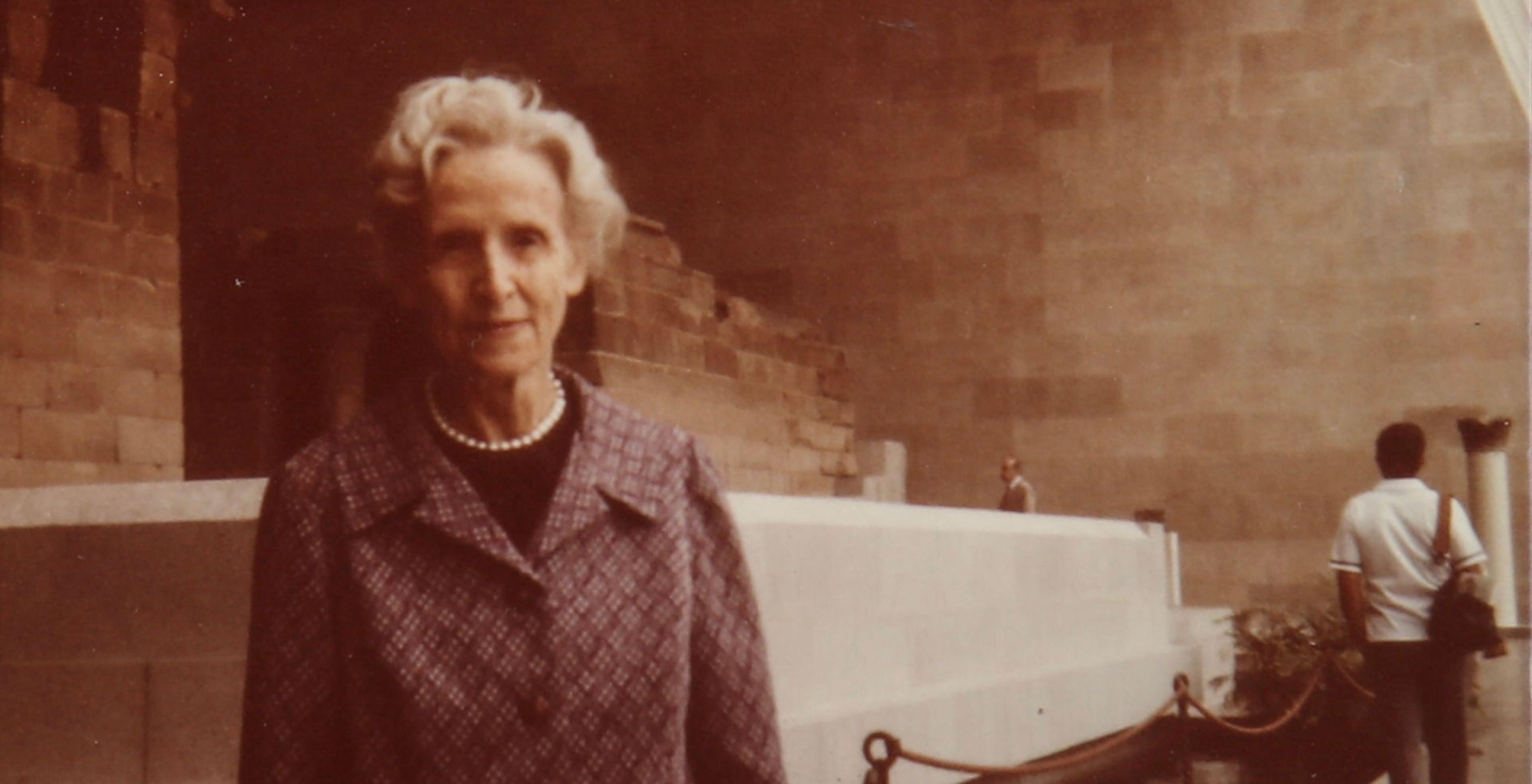 Portrait of Anita Reinhard in front of the Temple of Dendur