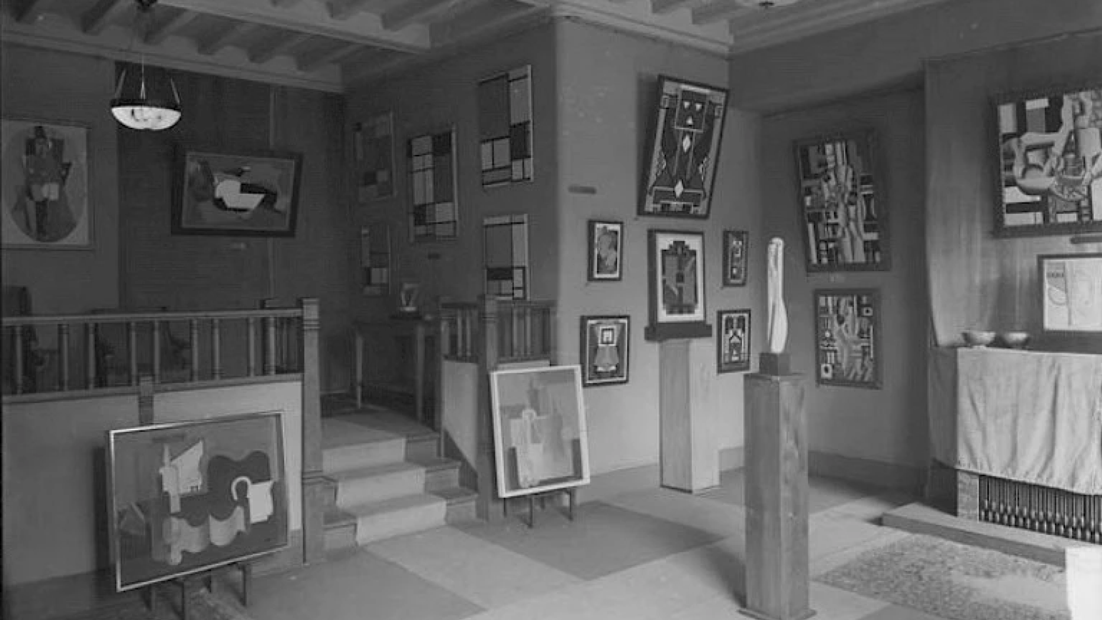 Black and white photograph of Galerie L'Effort Moderne featuring Cubist art works