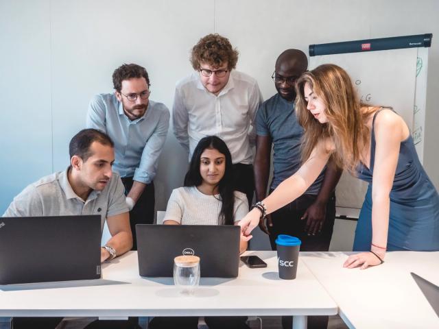 Réunion dans un bureau moderne