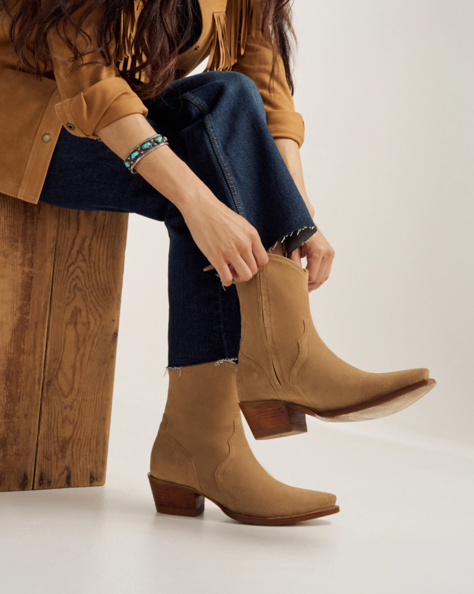 Closeup of woman wearing the Dakota in Desert Tan
